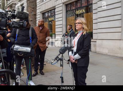 London, Großbritannien. Januar 2024. JANET SKINNER, ehemalige Postmeisterin und Opfer des Horizon-Skandals, gibt ein Interview vor dem Aldwych House, während die IT-Anfrage des Postamtes beginnt. Quelle: Vuk Valcic/Alamy Live News Stockfoto