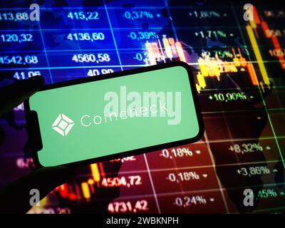 Konskie, Polen - 05. Januar 2024: Das Coincheck-Logo für die Kryptowährung wird auf dem Smartphone auf dem Hintergrund von Kryptomarktdaten angezeigt Stockfoto