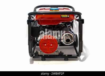 Kiew, Ukraine - Januar 05. 2024. Benzingenerator auf weißem Hintergrund. Stockfoto