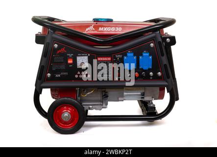 Kiew, Ukraine - Januar 05. 2024. Benzingenerator auf weißem Hintergrund. Stockfoto