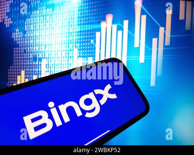 Konskie, Polen - 05. Januar 2024: Das Logo der BingX-Kryptowährung wird auf dem Smartphone auf dem Hintergrund von Kryptomarktdaten angezeigt Stockfoto
