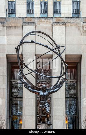 NEW YORK, USA - 6. MÄRZ 2020: Atlas, eine Bronzestatue im Rockefeller Center, Midtown Manhattan. Es liegt gegenüber der Fifth Avenue in St. Patrick's Cathedra Stockfoto