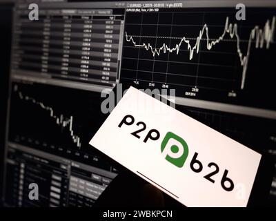 Konskie, Polen - 05. Januar 2024: P2B-Logo für den Austausch von Kryptowährungen wird auf dem Smartphone auf dem Hintergrund von Kryptomarktdaten angezeigt Stockfoto