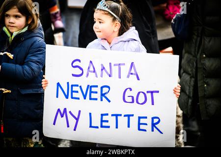 Das Kind hält ein Schild, das sich über mangelnde Postdienste beschwert, vor dem Montpelier, VT, USA Post Office, wegen Überschwemmungen geschlossen. Stockfoto