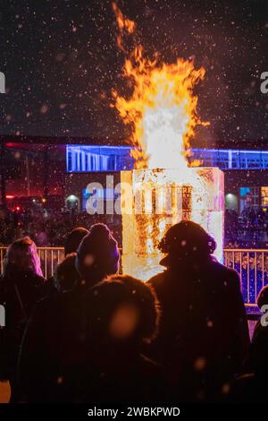 Detroit, Michigan - das Fire & Ice Festival auf dem Detroit Riverwalk zeigte Eisschnitzereien, von denen einer, und der Ice Tower, in Brand gesetzt wurde. Stockfoto