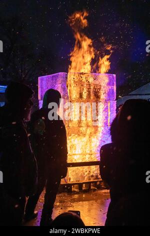 Detroit, Michigan - das Fire & Ice Festival auf dem Detroit Riverwalk zeigte Eisschnitzereien, von denen einer, und der Ice Tower, in Brand gesetzt wurde. Stockfoto