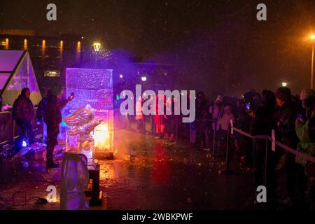 Detroit, Michigan - das Fire & Ice Festival auf dem Detroit Riverwalk zeigte Eisschnitzereien, von denen einer, und der Ice Tower, in Brand gesetzt wurde. Stockfoto