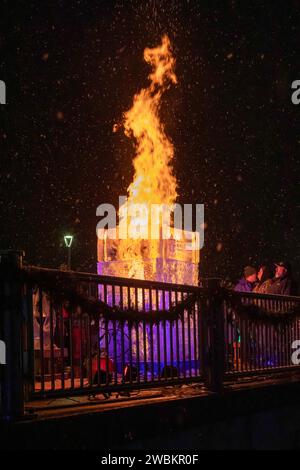 Detroit, Michigan - das Fire & Ice Festival auf dem Detroit Riverwalk zeigte Eisschnitzereien, von denen einer, und der Ice Tower, in Brand gesetzt wurde. Stockfoto