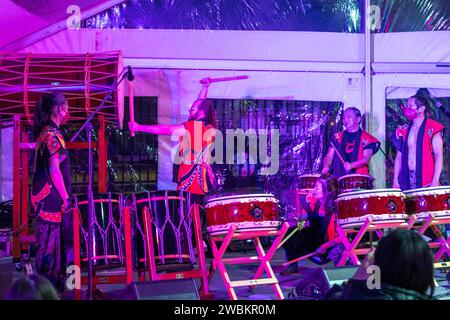 Detroit, Michigan - das Fire & Ice Festival am Detroit Riverwalk bietet Eisschnitzereien, Musik und Spiele. Die Raion Taiko Drummers traten im Th auf Stockfoto