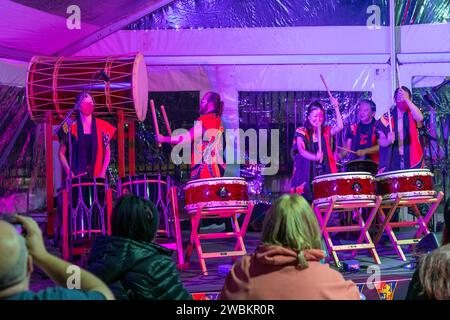 Detroit, Michigan - das Fire & Ice Festival am Detroit Riverwalk bietet Eisschnitzereien, Musik und Spiele. Die Raion Taiko Drummers traten im Th auf Stockfoto