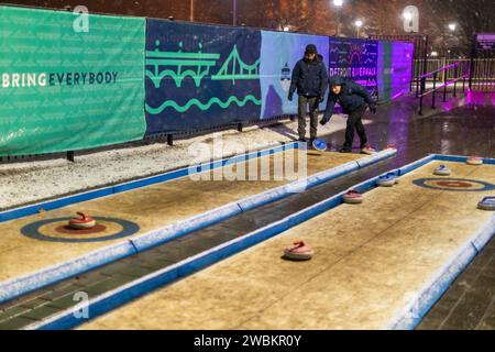 Detroit, Michigan - das Fire & Ice Festival am Detroit Riverwalk bietet Eisschnitzereien, Musik und Spiele, darunter Eisstockschießen ohne Eis. Stockfoto