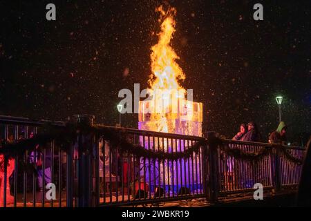 Detroit, Michigan - das Fire & Ice Festival auf dem Detroit Riverwalk zeigte Eisschnitzereien, von denen einer, und der Ice Tower, in Brand gesetzt wurde. Stockfoto