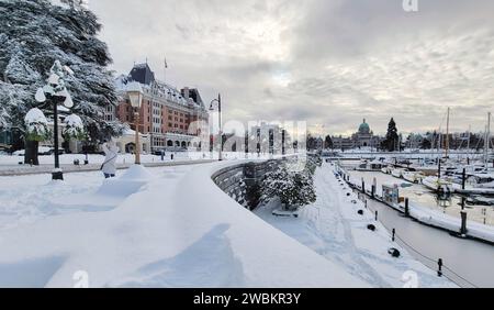 Dieses atemberaubende Foto fängt die bezaubernde Schönheit der winterlichen Stadtansichten in einer bezaubernden Stadt Victoria, BC, Kanada ein Stockfoto