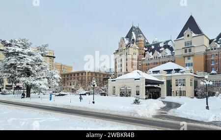 Dieses atemberaubende Foto fängt die bezaubernde Schönheit der winterlichen Stadtansichten in einer bezaubernden Stadt Victoria, BC, Kanada ein Stockfoto