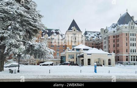 Eine malerische Winterszene mit einem bezaubernden Gebäude inmitten einer glitzernden weißen Landschaft Stockfoto