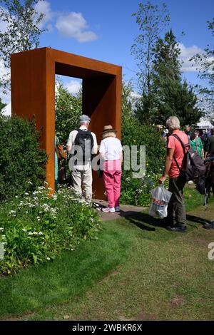 Construction Minds Show Garden Competition (Besucher und Leute sehen, herumlaufen) - RHS Tatton Park Flower Show 2023, Cheshire England Großbritannien. Stockfoto