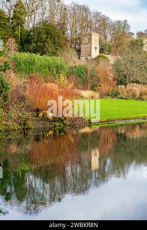 St Peters Kirche auf der anderen Seite des Sees im Dyrham Park, South Gloucestershire, England Großbritannien Stockfoto