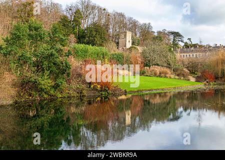 St Peters Kirche auf der anderen Seite des Sees im Dyrham Park, South Gloucestershire, England Großbritannien Stockfoto