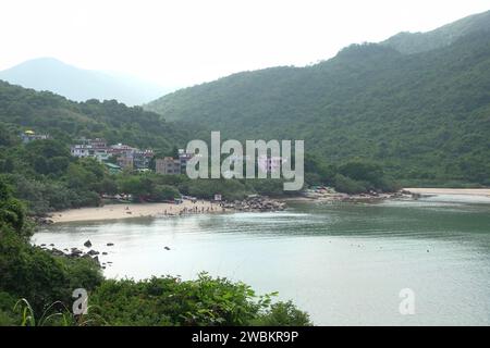 Hongkong, China - 12. Juli 2022: Menschen spielen und schwimmen am Hoi Ha Wan Beach in Sai Kung, Hongkong. Stockfoto