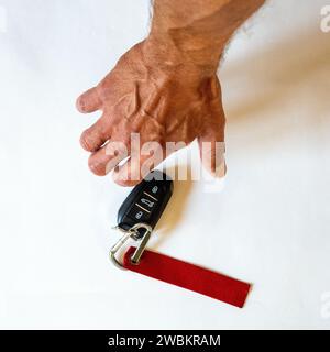 Männliche Hand mit Autoschlüssel, von oben Stockfoto