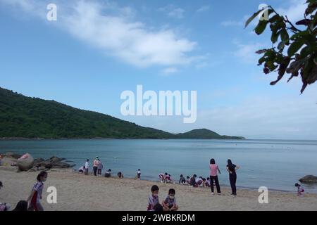 Hongkong, China - 12. Juli 2022: Die Menschen spielen am Hoi Ha Wan Beach in Sai Kung, Hongkong. Stockfoto