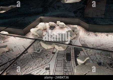 Rom, Italien. Januar 2024. Die riesige Marmorkarte (Forma Urbis Romae) des antiken Roms wird den Medien am 11. Januar 2024 im Archäologischen Park des Monte Celio Museum, das über dem Kolosseum liegt, in Rom, Italien, gezeigt. Die Karte wurde 203 n. Chr. unter Kaiser Septimius Severus erstellt und misst 18 mal 13 Meter. (Foto: Andrea Ronchini/NurPhoto) Credit: NurPhoto SRL/Alamy Live News Stockfoto