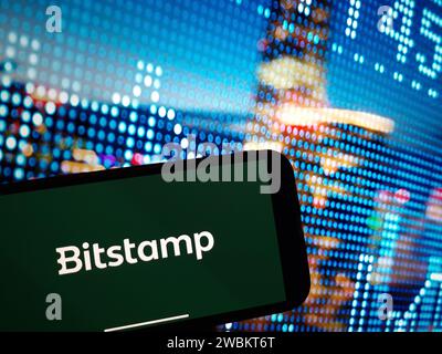 Konskie, Polen - 05. Januar 2024: Bitstamp Kryptowährungsbörsenlogo auf dem Smartphone auf dem Hintergrund von Kryptomarktdaten angezeigt Stockfoto