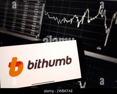 Konskie, Polen - 05. Januar 2024: Das Bithumb-Logo für Kryptowährungen wird auf dem Smartphone auf dem Hintergrund von Kryptomarktdaten angezeigt Stockfoto