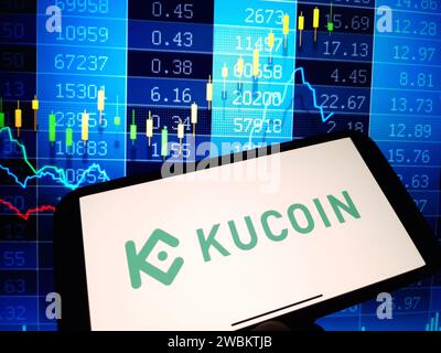 Konskie, Polen - 05. Januar 2024: KuCoin Kryptowährungsbörse-Logo auf dem Smartphone auf dem Hintergrund von Kryptomarktdaten angezeigt Stockfoto
