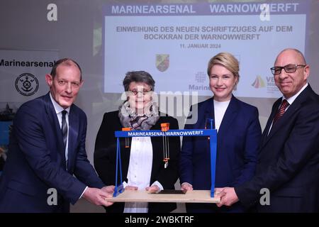 Blick am Donnerstag 11.01.2024 in Warnemünde beim örtlichen Marinearsenal-Warnowwerft Mars auf das Modell vom Bockkran mit dem neuen Schriftzug Marinearsenal Warnowwerft durch Jörg Hoyer, Leiter des Bundeswehrdienstleistungszentrums Rostock Re. An die Ministerpräsidentin des Landes Mecklenburg-Vorpommern und amtierende Bundesratspräsidentin, Manuela Schwesig, die Präsidentin des BAAINBw, Annette Lehnigk-Emden 3.v.re. Und Rainer Sacher Leiter des Marinearsenals. *** Ansicht am Donnerstag 11 01 2024 in Warnemünde beim örtlichen Marinearsenal Warnowwerft Mars am Modell des Portalkrans mit der ne Stockfoto