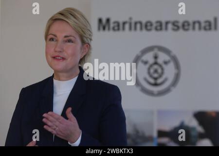 Die Ministerpräsidentin des Landes Mecklenburg-Vorpommern und amtierende Bundesratspräsidentin, Manuela Schwesig spricht am Donnerstag 11.01.2024 in Warnemünde beim örtlichen Marinearsenal-Warnowwerft Mars zu den anwesenden Gästen. Das Areal wurde im Jahr 2022 von der Bundeswehr übernommen. Die realisiert auf einem Teil der Werftfläche mittlerweile Eigeninstandsetzungen von Schiffen und Booten der Deutschen Marine. Mittelfristig ist es dabei ein Ziel, die materielle Einsatzbereitschaft der seegehenden Einheiten der Marine und somit die Fähigkeit zur Landes- und Bündnisverteidigung signifikant zu Stockfoto