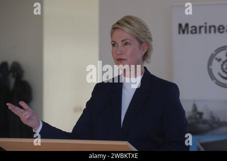 Die Ministerpräsidentin des Landes Mecklenburg-Vorpommern und amtierende Bundesratspräsidentin, Manuela Schwesig spricht am Donnerstag 11.01.2024 in Warnemünde beim örtlichen Marinearsenal-Warnowwerft Mars zu den anwesenden Gästen. Das Areal wurde im Jahr 2022 von der Bundeswehr übernommen. Die realisiert auf einem Teil der Werftfläche mittlerweile Eigeninstandsetzungen von Schiffen und Booten der Deutschen Marine. Mittelfristig ist es dabei ein Ziel, die materielle Einsatzbereitschaft der seegehenden Einheiten der Marine und somit die Fähigkeit zur Landes- und Bündnisverteidigung signifikant zu Stockfoto