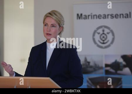 Die Ministerpräsidentin des Landes Mecklenburg-Vorpommern und amtierende Bundesratspräsidentin, Manuela Schwesig spricht am Donnerstag 11.01.2024 in Warnemünde beim örtlichen Marinearsenal-Warnowwerft Mars zu den anwesenden Gästen. Das Areal wurde im Jahr 2022 von der Bundeswehr übernommen. Die realisiert auf einem Teil der Werftfläche mittlerweile Eigeninstandsetzungen von Schiffen und Booten der Deutschen Marine. Mittelfristig ist es dabei ein Ziel, die materielle Einsatzbereitschaft der seegehenden Einheiten der Marine und somit die Fähigkeit zur Landes- und Bündnisverteidigung signifikant zu Stockfoto