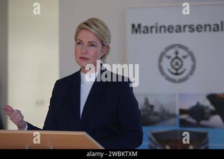 Die Ministerpräsidentin des Landes Mecklenburg-Vorpommern und amtierende Bundesratspräsidentin, Manuela Schwesig spricht am Donnerstag 11.01.2024 in Warnemünde beim örtlichen Marinearsenal-Warnowwerft Mars zu den anwesenden Gästen. Das Areal wurde im Jahr 2022 von der Bundeswehr übernommen. Die realisiert auf einem Teil der Werftfläche mittlerweile Eigeninstandsetzungen von Schiffen und Booten der Deutschen Marine. Mittelfristig ist es dabei ein Ziel, die materielle Einsatzbereitschaft der seegehenden Einheiten der Marine und somit die Fähigkeit zur Landes- und Bündnisverteidigung signifikant zu Stockfoto