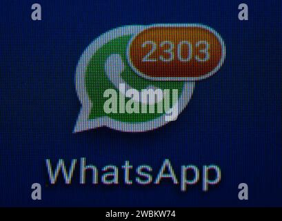 Berlin, Deutschland. Dezember 2020 30. Das WhatsApp-Programmsymbol auf dem Display eines Smartphones zeigt die Anzahl von 2303 ungelesenen Nachrichten an. Quelle: Soeren Stache/dpa/Alamy Live News Stockfoto