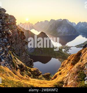 Himmlisches Licht von der Mitternachtssonne über Reinebringen, das ein ruhiges Leuchten auf die moosige Landschaft und die fernen Berge wirft. Norwegen, Lofoten Island Stockfoto