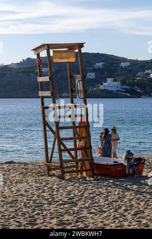 IOS, Griechenland - 14. September 2023 : Blick auf einen Rettungsturm am Strand von Mylopotas in iOS Griechenland Stockfoto