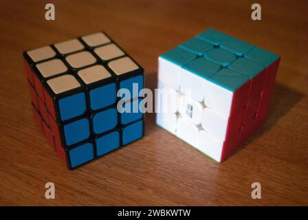 Zwei rubiks Würfel auf einem Schreibtisch mit roten weißen und blauen Seiten Stockfoto