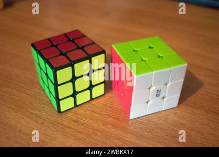 Zwei rubiks Würfel auf einem Schreibtisch Stockfoto