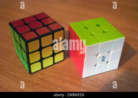Zwei rubiks Würfel auf einem Schreibtisch Stockfoto