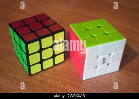 Zwei rubiks Würfel auf einem Schreibtisch Stockfoto