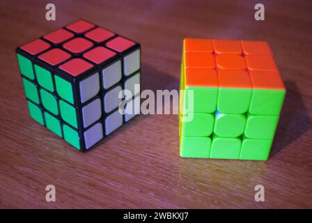 Zwei rubiks Würfel auf einem Schreibtisch Stockfoto