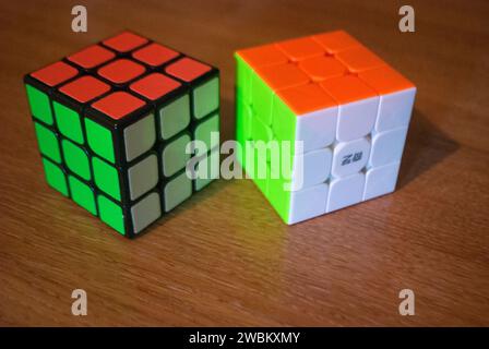 Zwei rubiks Würfel auf einem Schreibtisch Stockfoto