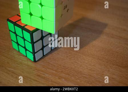 Zwei rubiks Würfel auf einem Schreibtisch Stockfoto