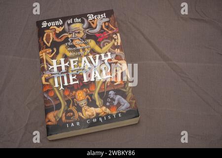 Ian Christe - Sound of the Beast: The Complete Headbanging History of Heavy Metal. Bucheinband, Nahaufnahme. Lahti, Finnland. Dezember 2023. Stockfoto