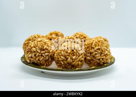 Ein Teller Murmura Murai Ladoo Puffreis in Zackenbällen für das Maghe Makar Sankranti Festival Stockfoto