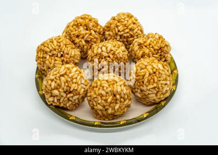 Ein Teller Murmura Murai Ladoo Puffreis in Zackenbällen für das Maghe Makar Sankranti Festival Stockfoto