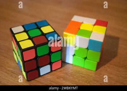 Zwei Rührwürfel von rubik auf einem Schreibtisch Stockfoto