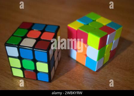 Zwei Rührwürfel von rubik auf einem Schreibtisch Stockfoto