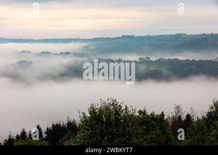 Blick nach Süden vom Stanton Moor über nebelige Landschaft, die durch Wolkenumkehr im Derwent Valley in der Nähe des Matlock Derbyshire Peak District, England, Großbritannien, verursacht wurde Stockfoto